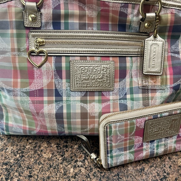 6 great condition hand bags ozone come with wallets. Serious inquiries only. - Picture 8 of 10